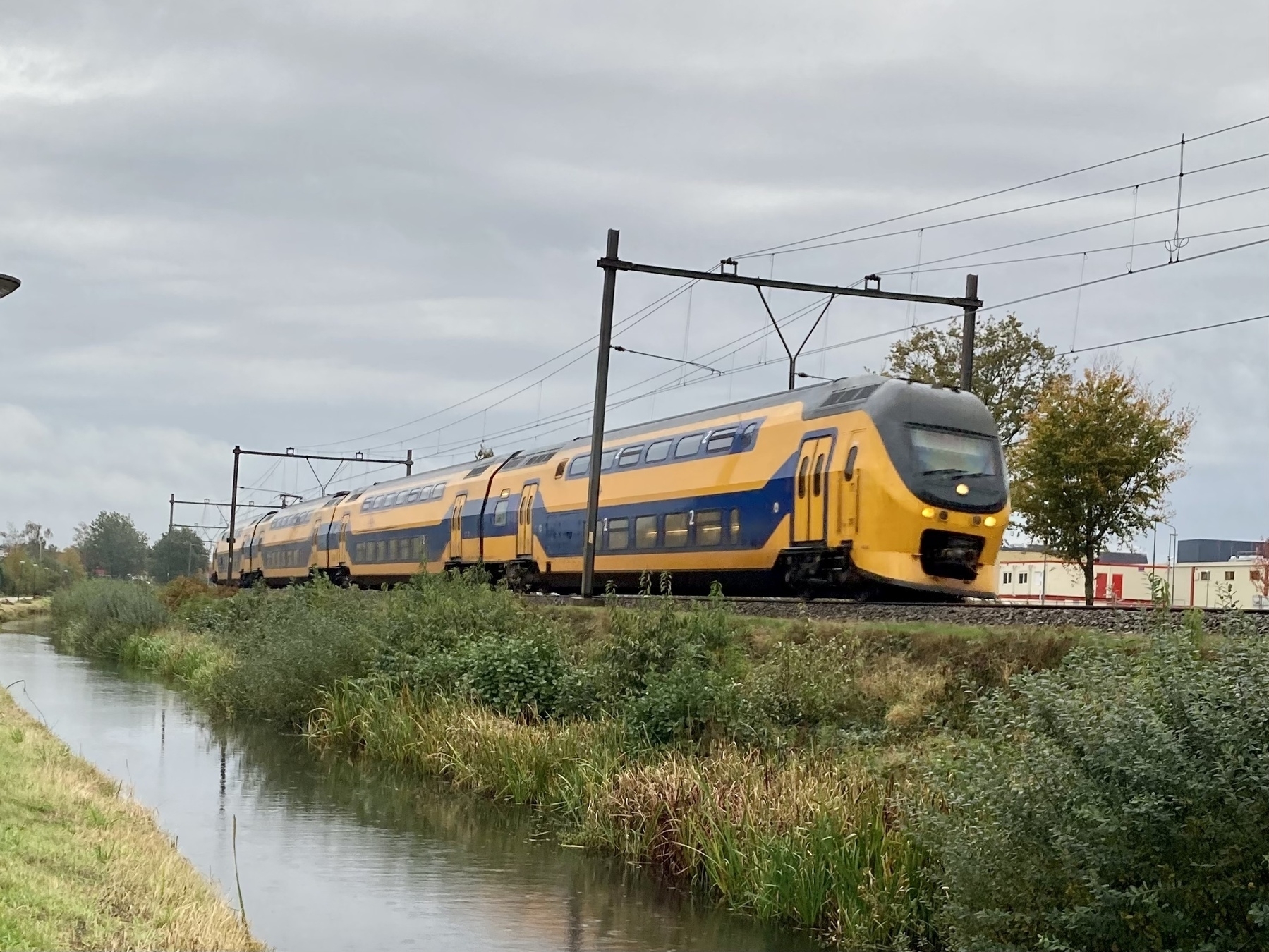 Intercitytrein richting station Bergen op Zoom.