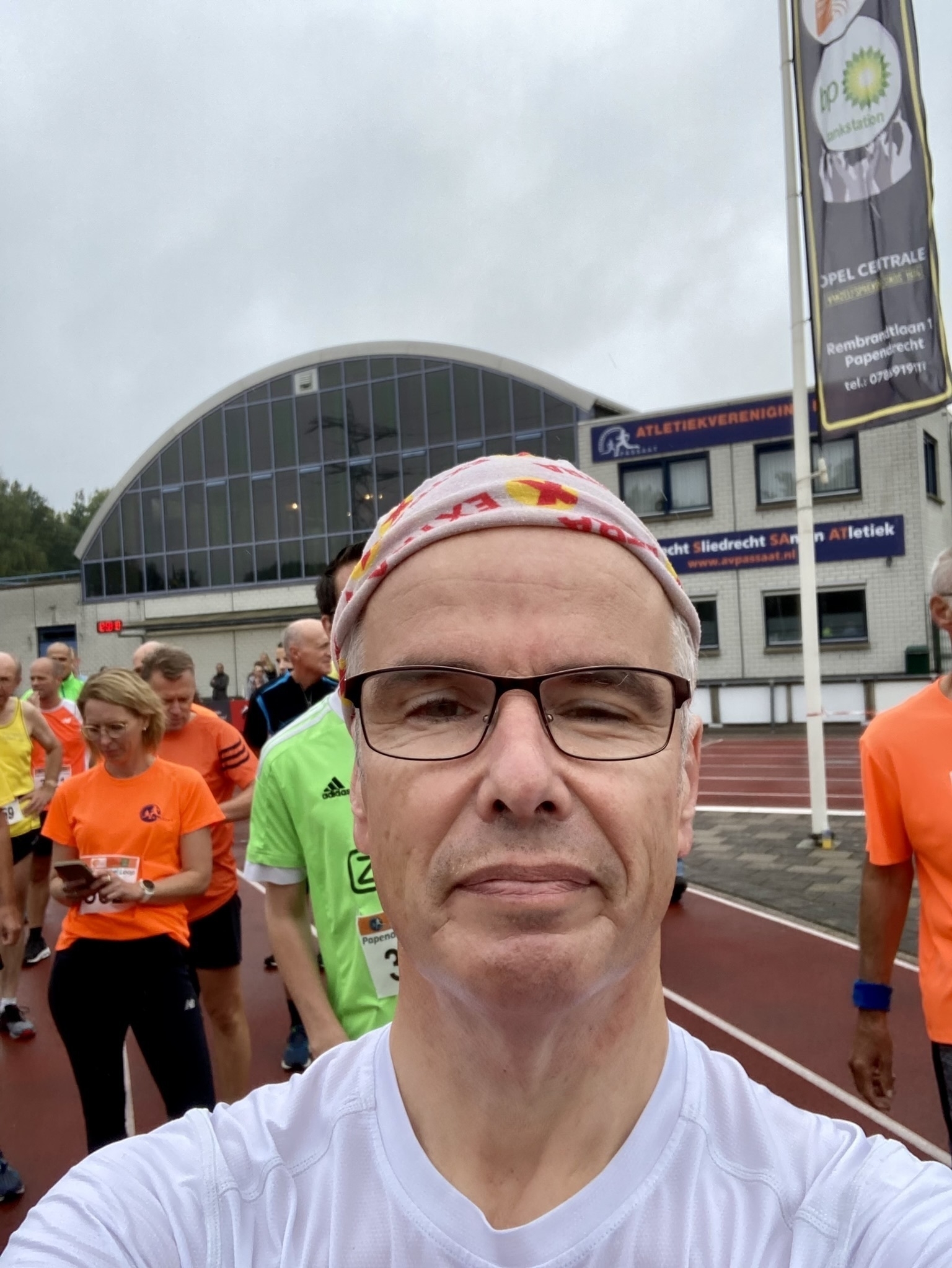 selfie op de atletiekbaan van Passaat bij de start van de Cirkel Loop in Papendrecht
