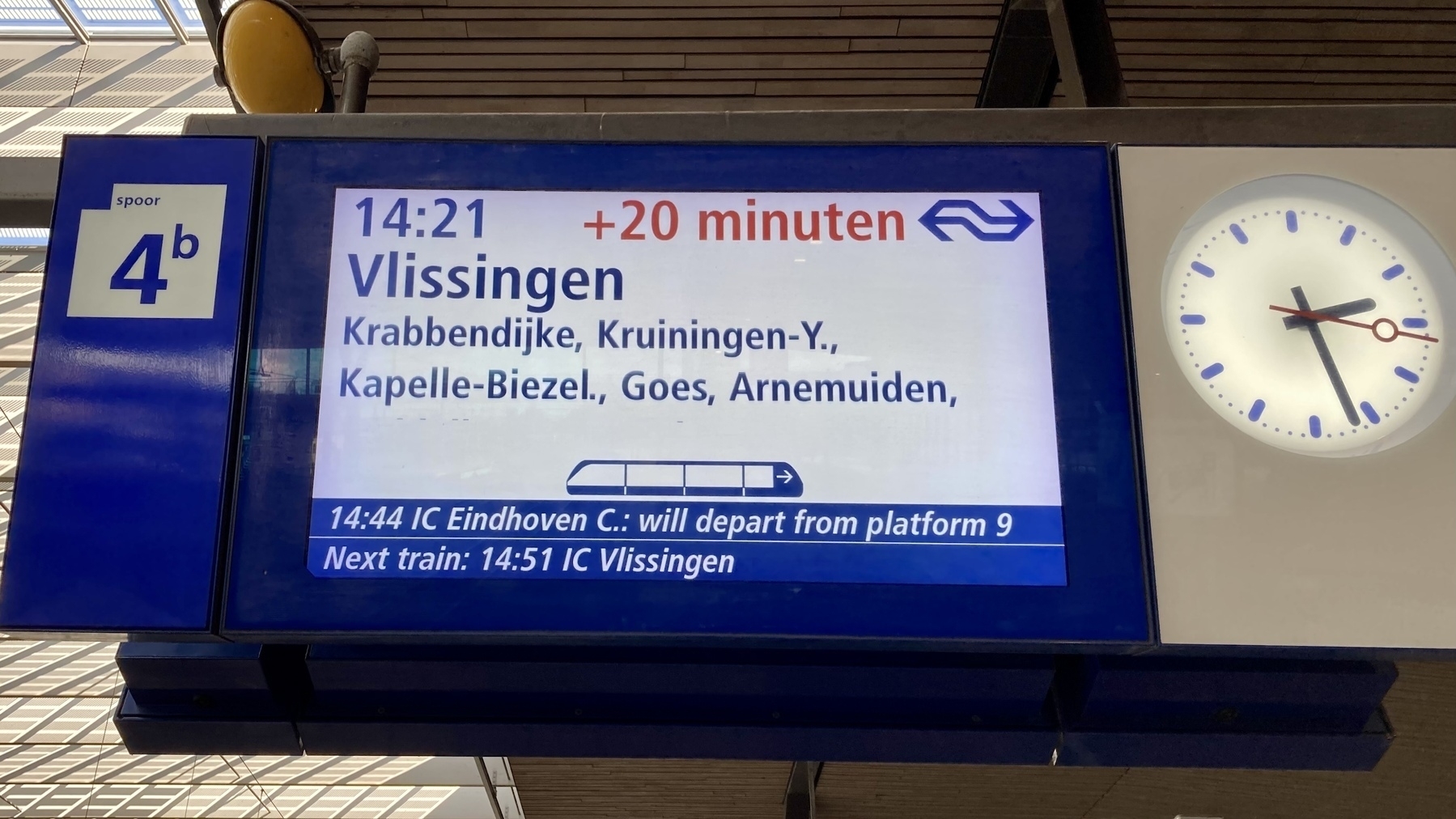 informatiebord op station Rotterdam Centraal met een vertraging van 20 minuten voor de trein naar Vlissingen